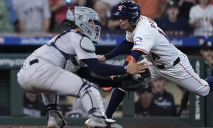 Soto retira corredor con disparo en la 9na al debutar con Yanquis, que superan 5-4 a Astros