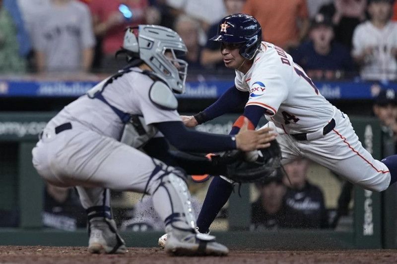 Soto retira corredor con disparo en la 9na al debutar con Yanquis, que superan 5-4 a Astros