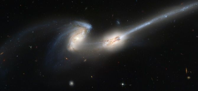 ¿Cómo se fusionan las galaxias?