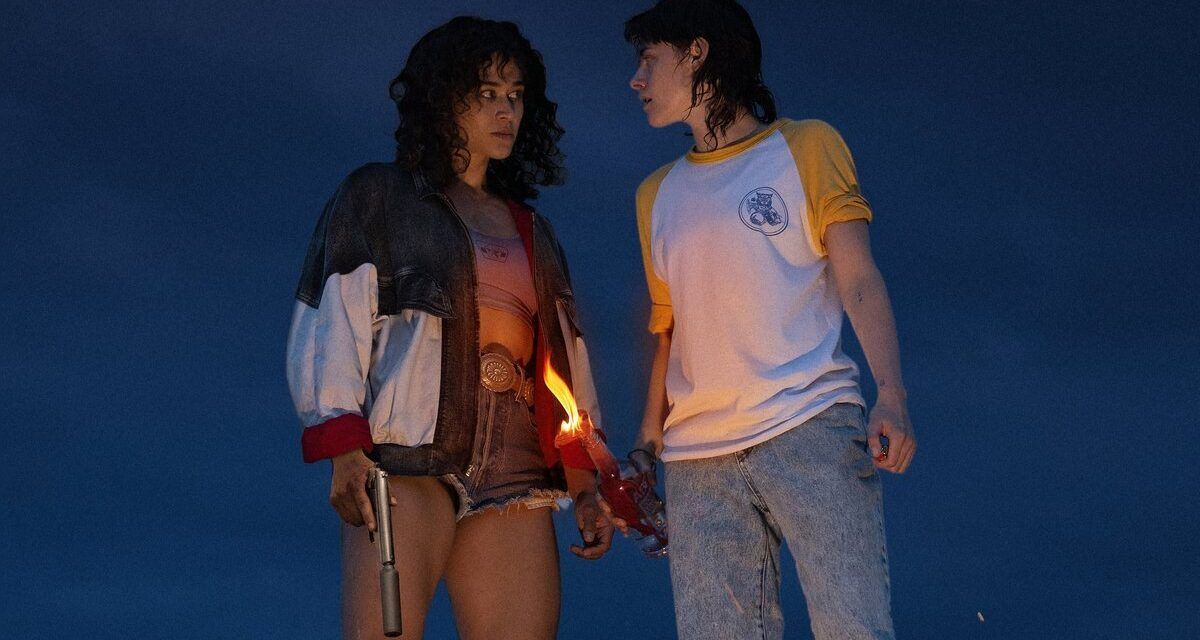 Arrestan a un hombre por masturbarse durante la nueva película de Kristen Stewart y la distribuidora lo aprovecha