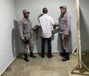 Agente PN y reo resultan heridos en medio de forcejeo en Monte Plata