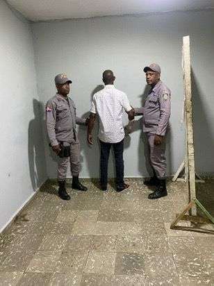 Agente PN y reo resultan heridos en medio de forcejeo en Monte Plata