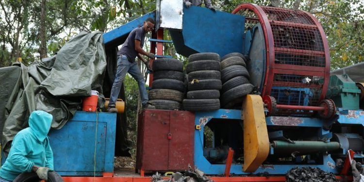 Alcaldía deja en funcionamiento sistema para eliminar gomas en desuso en SDE