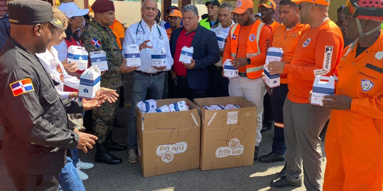 Director del Área III de Salud encabeza entrega de botiquines a organismos de socorro
