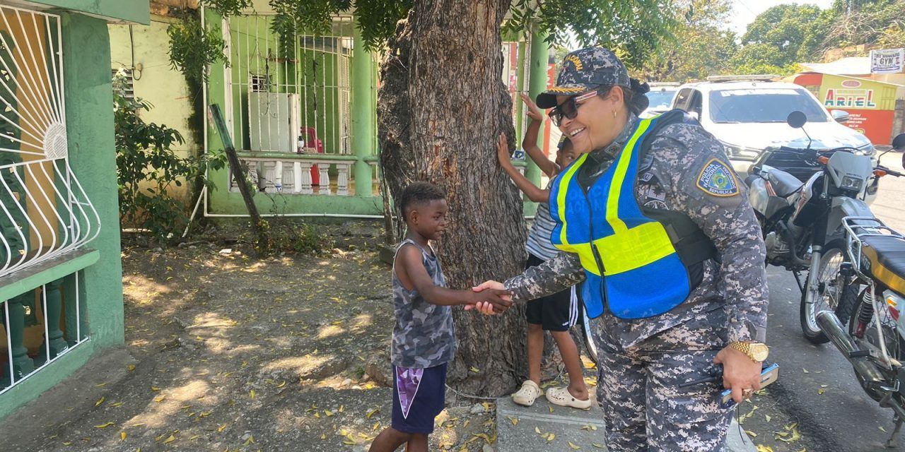 La coronel Licda. Juana Y. Almonte Martínez, Directora Regional Sur Central de la Policía Nacional, se compromete con la Proximidad Policial durante el operativo «Conciencia por la Vida Semana Santa 2024»
