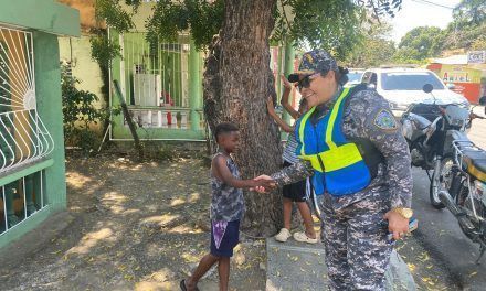 La coronel Licda. Juana Y. Almonte Martínez, Directora Regional Sur Central de la Policía Nacional, se compromete con la Proximidad Policial durante el operativo «Conciencia por la Vida Semana Santa 2024»