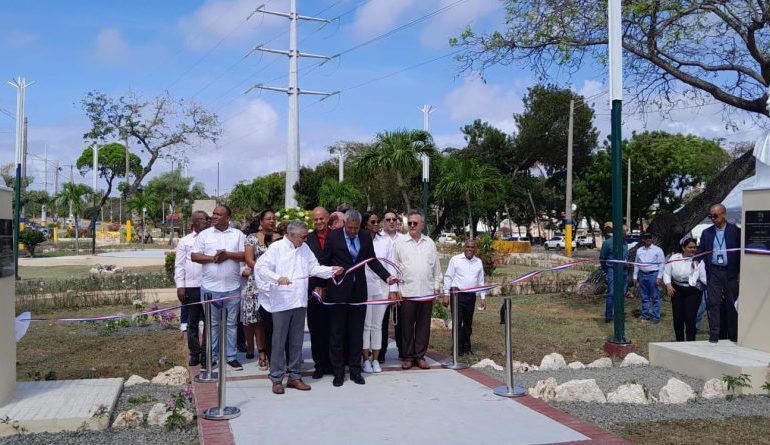 Alcaldía SDE develiza dos bustos en honor a los patriotas José Martí y Máximo Gómez