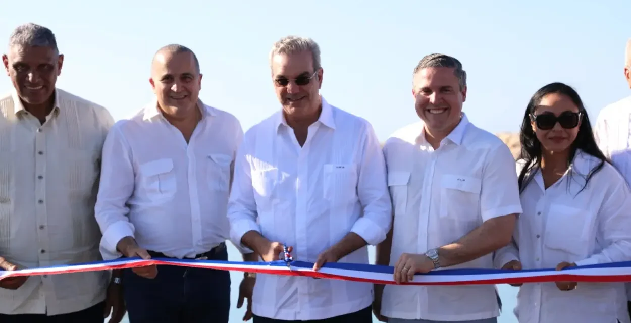 Abinader inaugura muelles pesqueros de Río San Juan y Cabrera