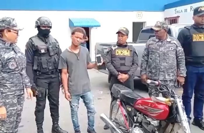 Detenido en fragante delito en Baní individuo con orden de arresto por violencia de género tras robo a menor