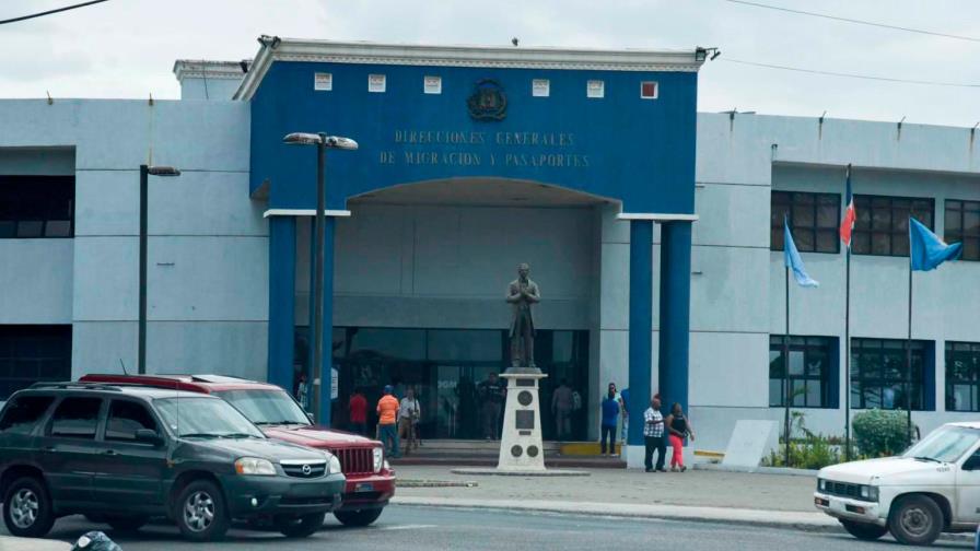 Migración somete individuo que se hacía pasar por inspector de la institución