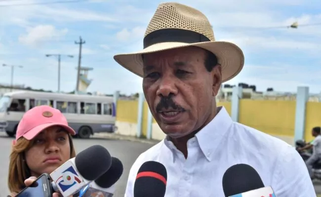 Alcalde San Cristóbal se asigna una bóveda y otra a vicealcaldesa en cementerio municipal; Montás también entrega un solar a cada regidor
