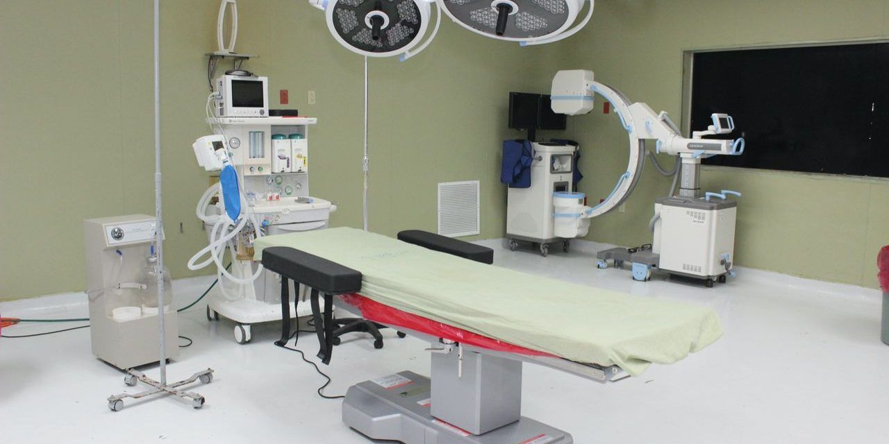 Ney Arias Lora entrega moderna mesa quirúrgica translucida para área de Neurocirugía