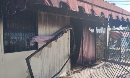 Policía Nacional y M.P junto al Cuerpo de Bomberos asumen investigación para determinar origen de incendio en vivienda ubicada Villa Mella, S.D.N, donde fallecieron dos menores y un adulto.