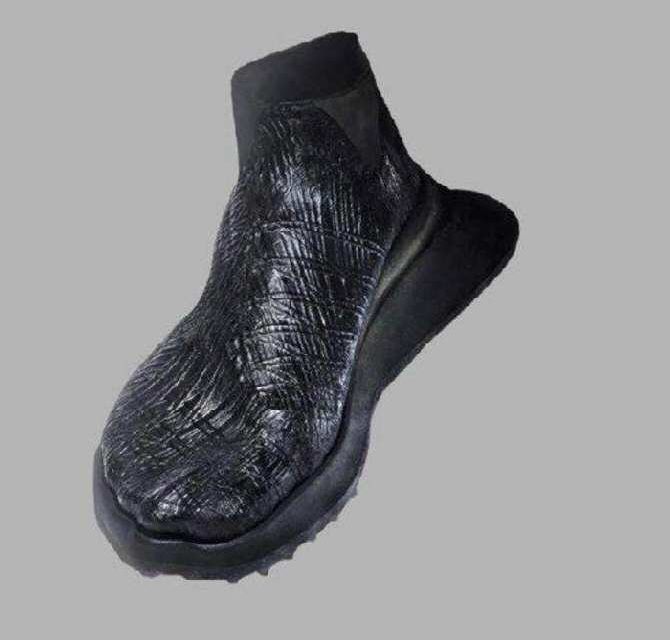Zapatos hechos con un material producido por bacterias