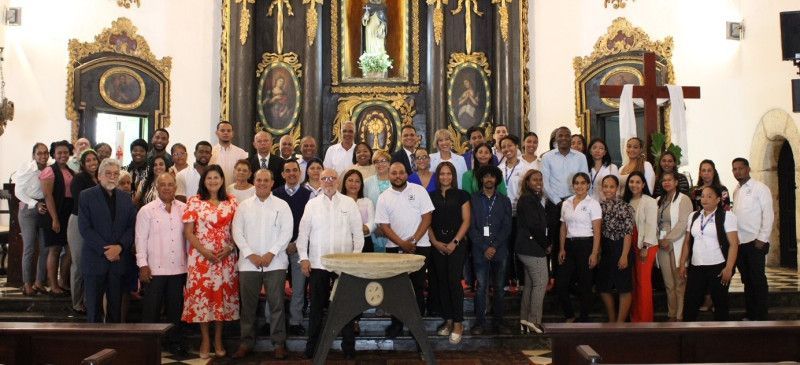 Cenapec celebra misa por sus 52 años educando a distancia