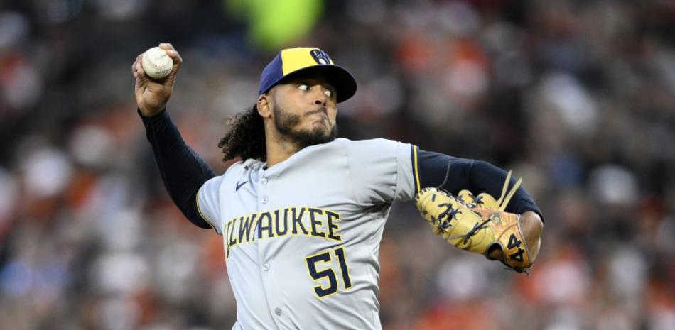 Freddy Peralta lanza en grande durante 6 entradas y abanica a 11