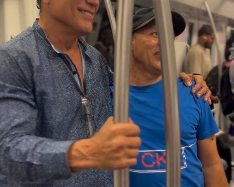 Actor Osvaldo Ríos se da un «baño de pueblo» en República Dominicana