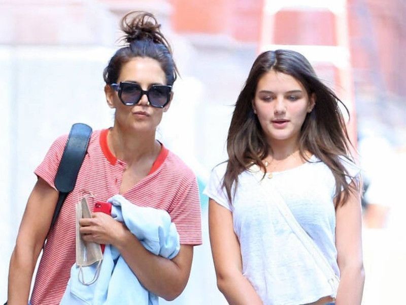 Hija de Tom Cruise alcanza los 18 años con más de una década alejada de su padre