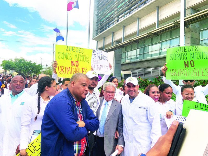 Médicos protestan ante Suprema Corte contra las últimas condenas por mala práctica