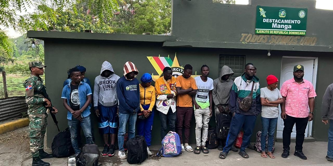 Detienen 12 haitianos que eran transportados debajo de huacales de guineos en Montecristi