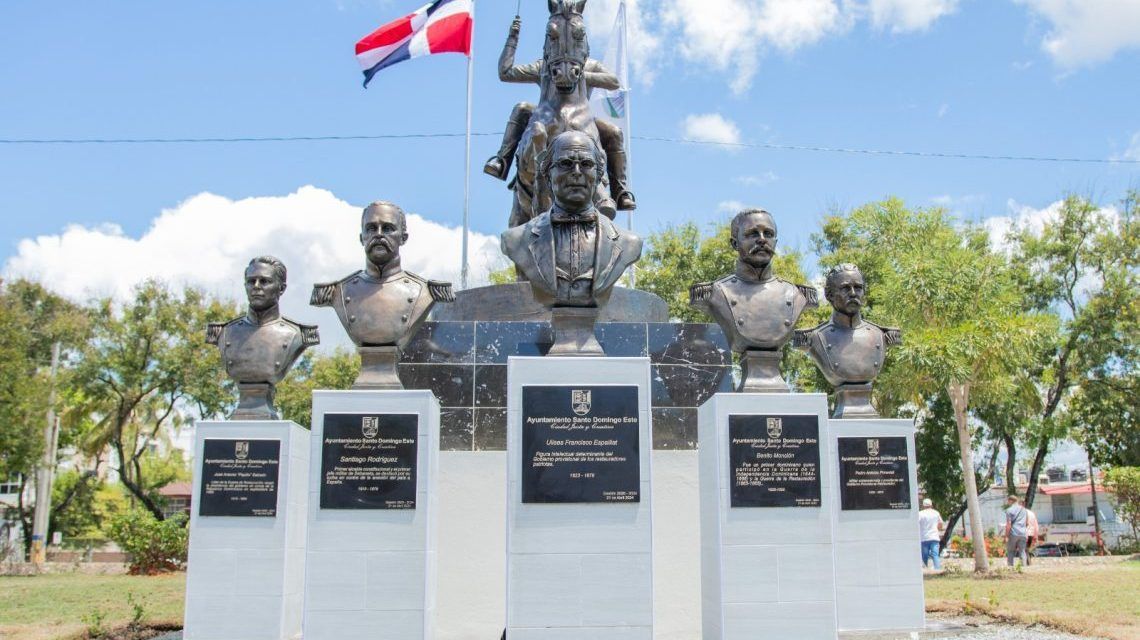 Ayuntamiento SDE develiza monumento en honor a héroes de la Restauración