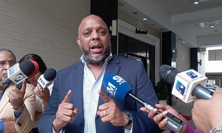 Se intensifican las discrepancias entre oposición y oficialismo a un mes de las elecciones