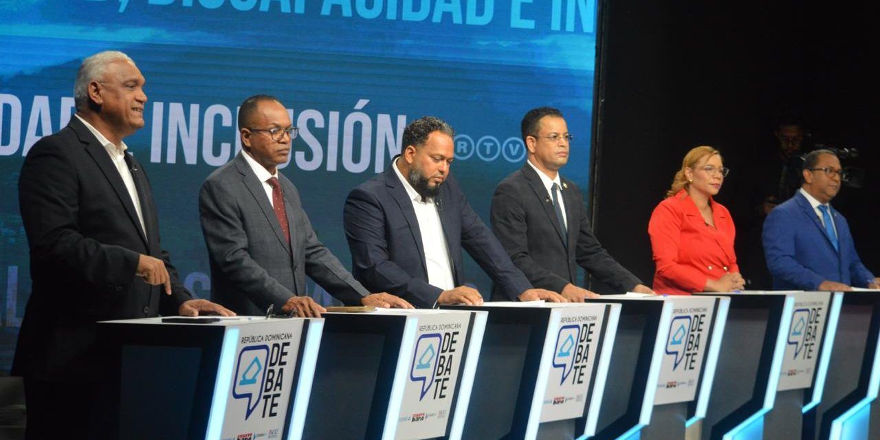 Candidatos a diputados por Santiago confrontan sus propuestas en debate del CODESSD