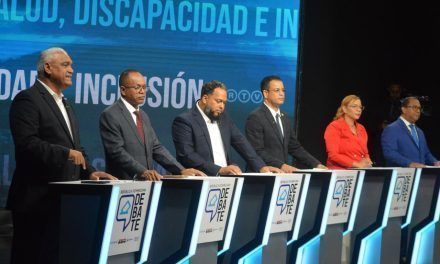 Candidatos a diputados por Santiago confrontan sus propuestas en debate del CODESSD