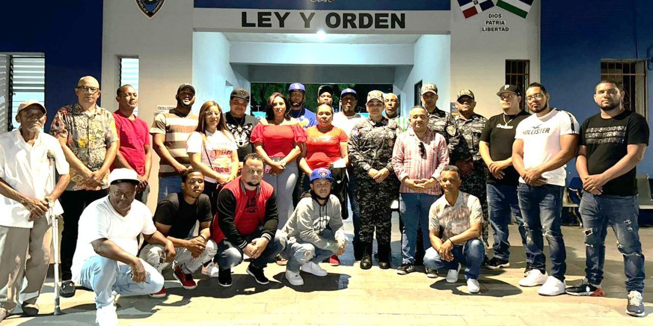 Directora Regional Sur Central de la Policía Nacional en Baní impulsa alianzas con comerciantes y líderes comunitarios de El Fundo para fortalecer la seguridad