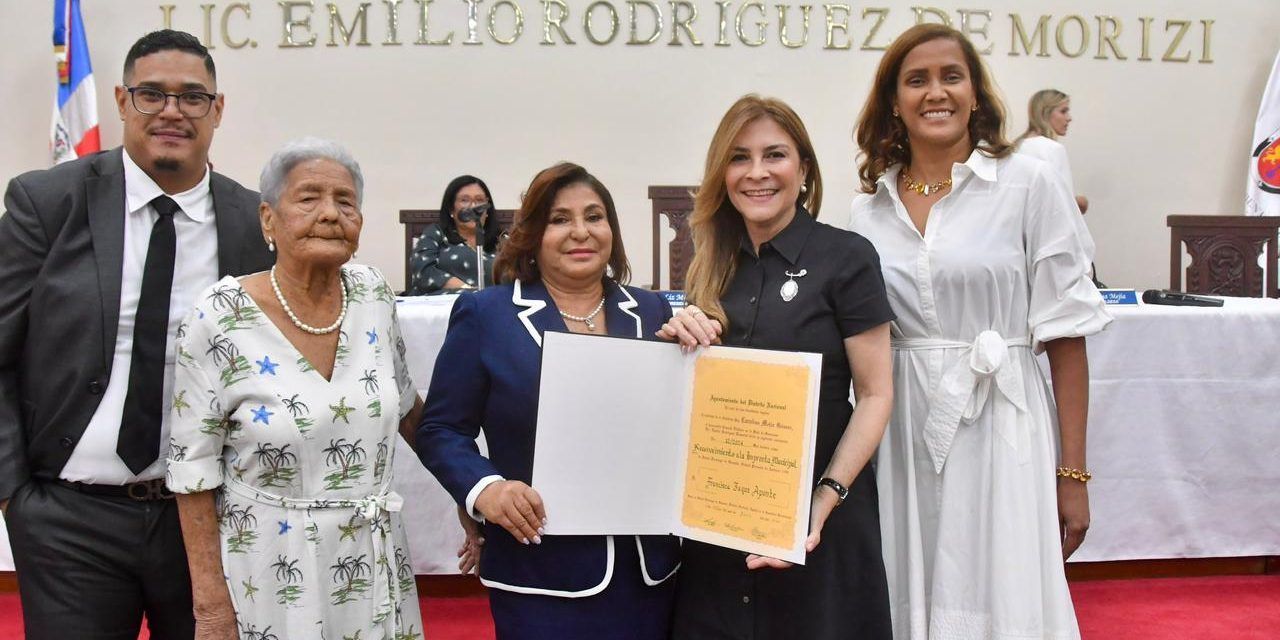 Alcaldía del DN reconoce labor de Francisca Jáquez, regidora saliente
