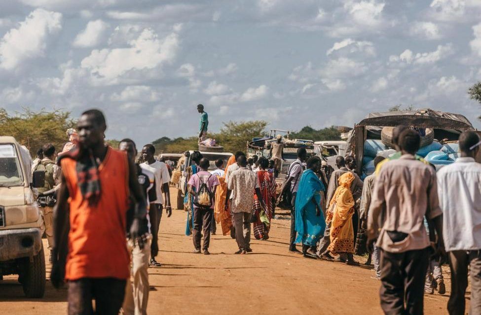 Los conflictos impulsan el desplazamiento en medio de embates climáticos cada vez mayores: nuevo informe sobre la migración en África