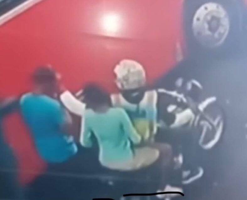 Muere por herida bala mujer que junto a antisocial motorizado asaltó hombre en sector Villa Consuelo.