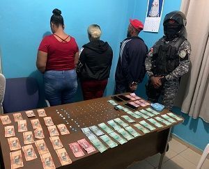 Apresan a tres personas con 94 porciones de presuntas drogas en Constanza