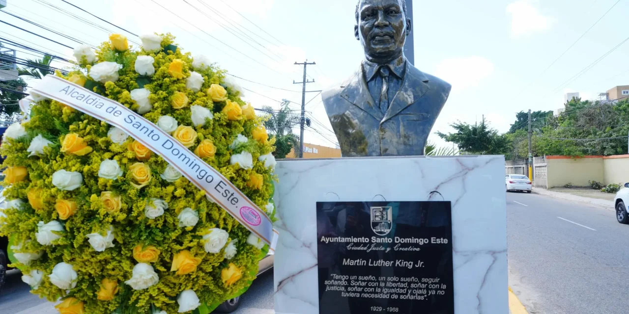 Ayuntamiento de Santo Domingo Este develiza busto en honor a Martin Luther King