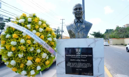 Ayuntamiento de Santo Domingo Este develiza busto en honor a Martin Luther King