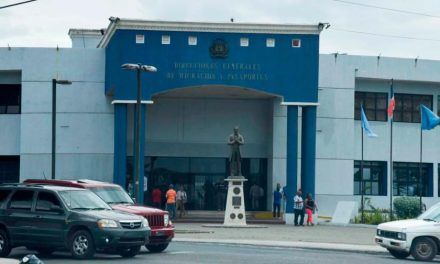 Agente de Migración acusado de violar nacional haitiana en el AILA sigue preso en Najayo