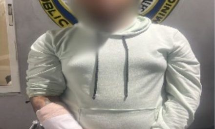 Policía y Ministerio Público capturaron en La Caleta, Boca Chica, hombre causó quemaduras a ex pareja e hijo de esta, de 5 años.