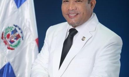 Héctor Acosta: el primer artista dominicano en ganar la Senaduría dos veces de manera consecutiva