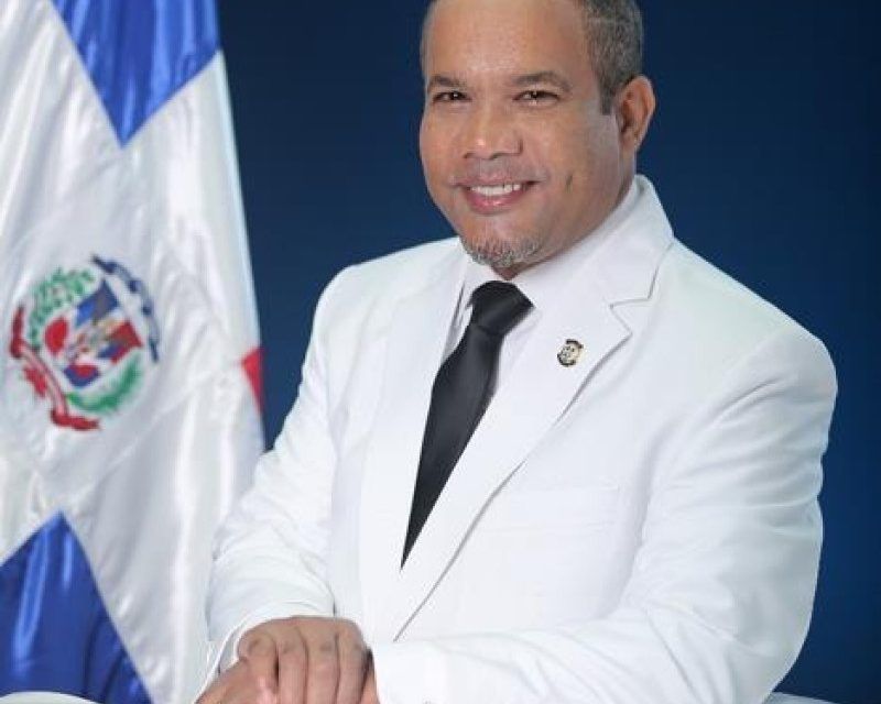 Héctor Acosta: el primer artista dominicano en ganar la Senaduría dos veces de manera consecutiva