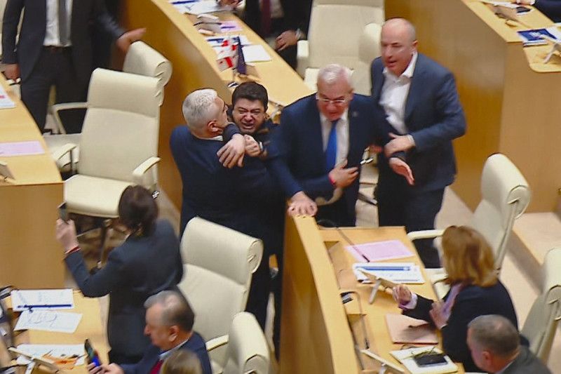 Parlamento aprueba ley sobre agentes extranjeros