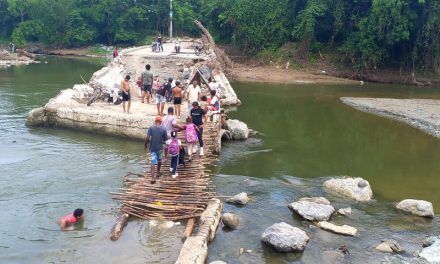 Cruzan río Camú usando un puente de tablitas