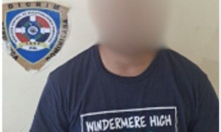 Policía arresta a tres hombres acusados de robo y múltiples consumos no autorizados con tarjetas bancarias.