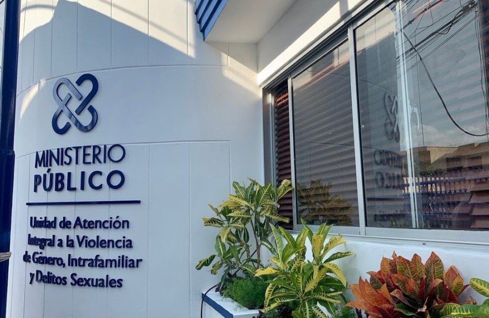 Policía Nacional acompaña al MP en investigaciones en torno a signos de maltrato físico a niña en una guardería en La Vega.