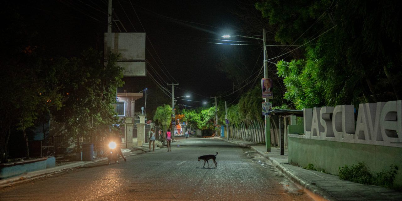 Edesur ilumina el distrito municipal Las Clavellinas y la comunidad de Los Tramojos en Azua