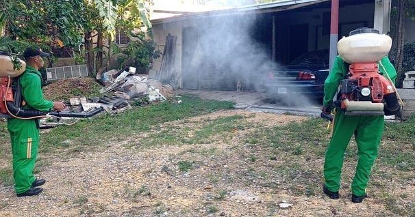 Área de Salud #3 continúa jornada descacharrización y fumigación contra el dengue