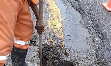 Desde primeras horas la mañana brigadas Ayuntamiento prosiguen retiro escombros imbornales y alcantarillas