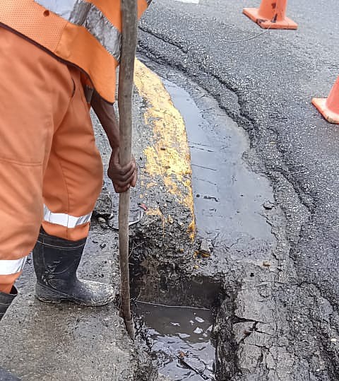 Desde primeras horas la mañana brigadas Ayuntamiento prosiguen retiro escombros imbornales y alcantarillas