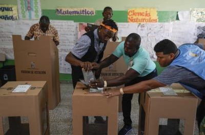 República Dominicana vota en unas elecciones marcadas por la crisis de Haití y roces de migración