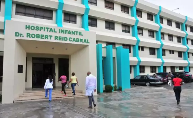 Está grave una niña que cayó de un cuarto piso de un centro médico en San Cristóbal