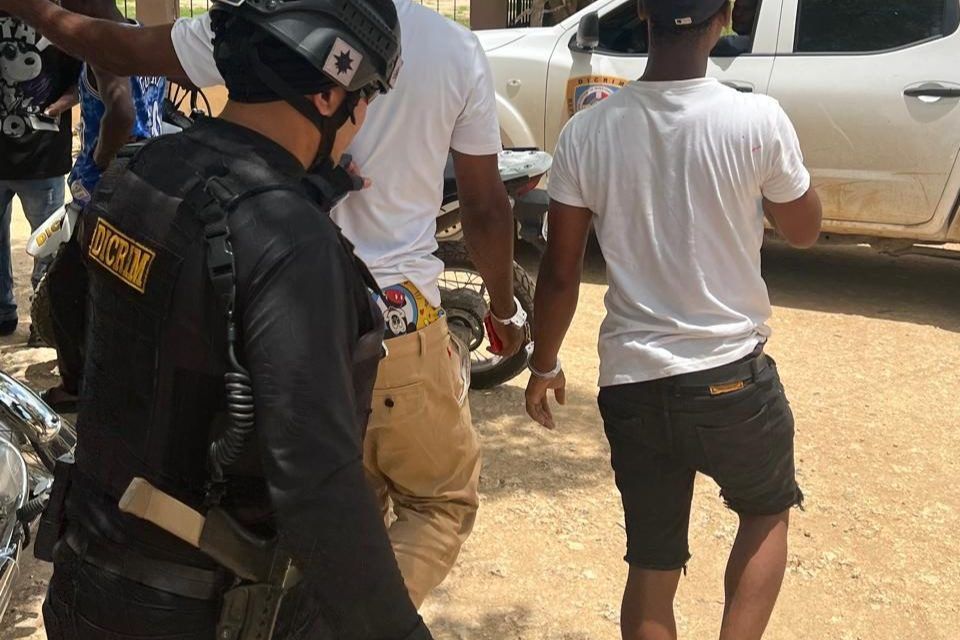 Policía reporta la detención de siete hombres por diversos delitos en La Romana.